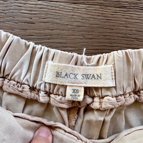 Tan cuffed shorts - Picture 2 of 3